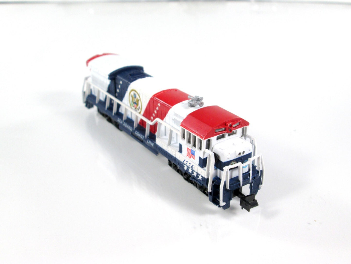 N Scale ***AMERICAN BICENTENNIAL*** U36B Locomotive, SCL 1776 -- Bachmann 4670