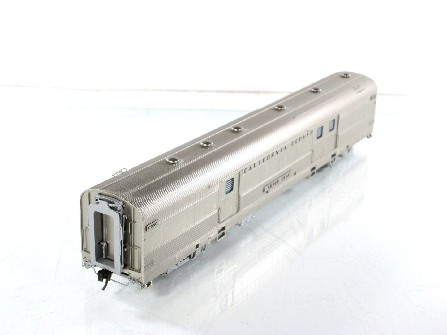 HO Scale ***CB&Q CA ZEPHYR** SILVER BEAR Baggage Car 903 - Broadway 501, Lighted