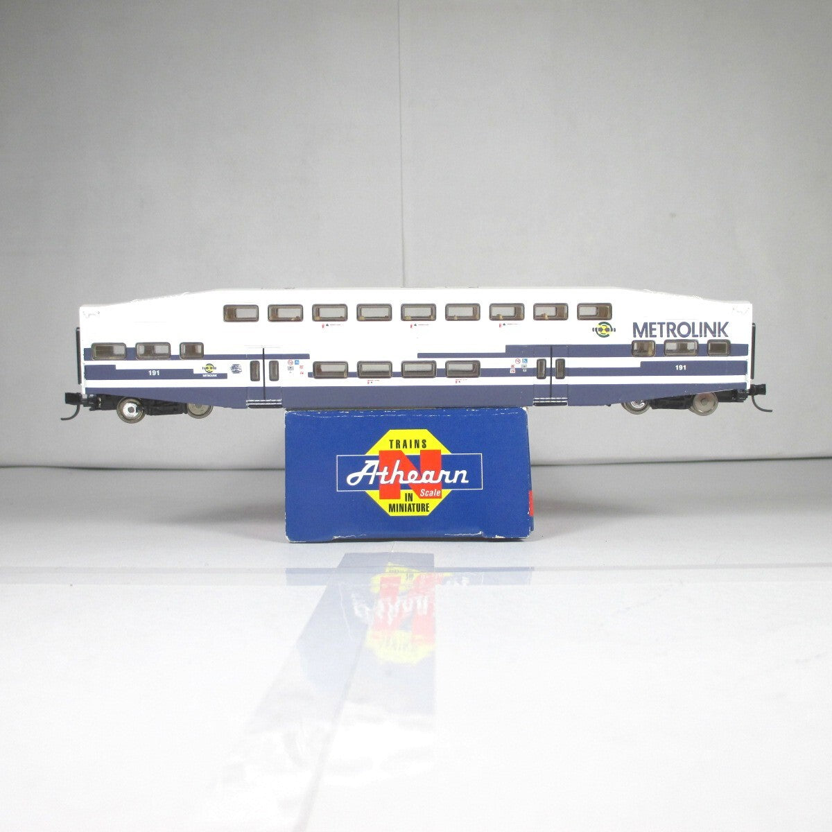 N Scale BOMBARDIER METROLINK Bi-Level Passenger Coach Car #191 --- Athearn 10147