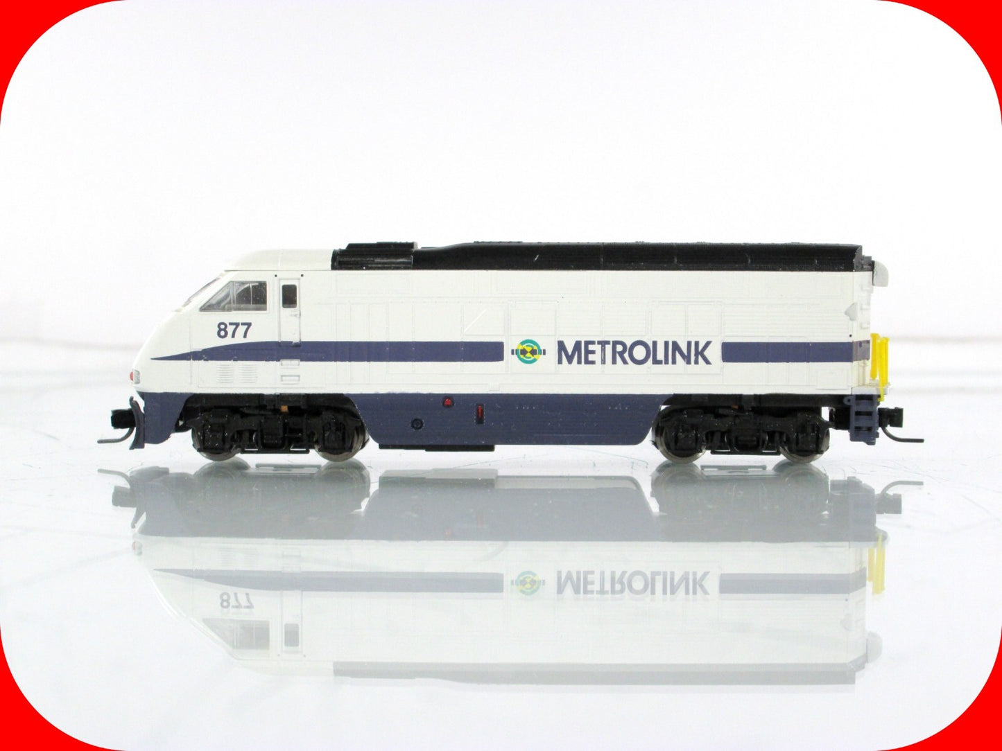 N Scale ***METROLINK*** Bombardier F59PHI Diesel Locomotive #877 --- Athearn 2