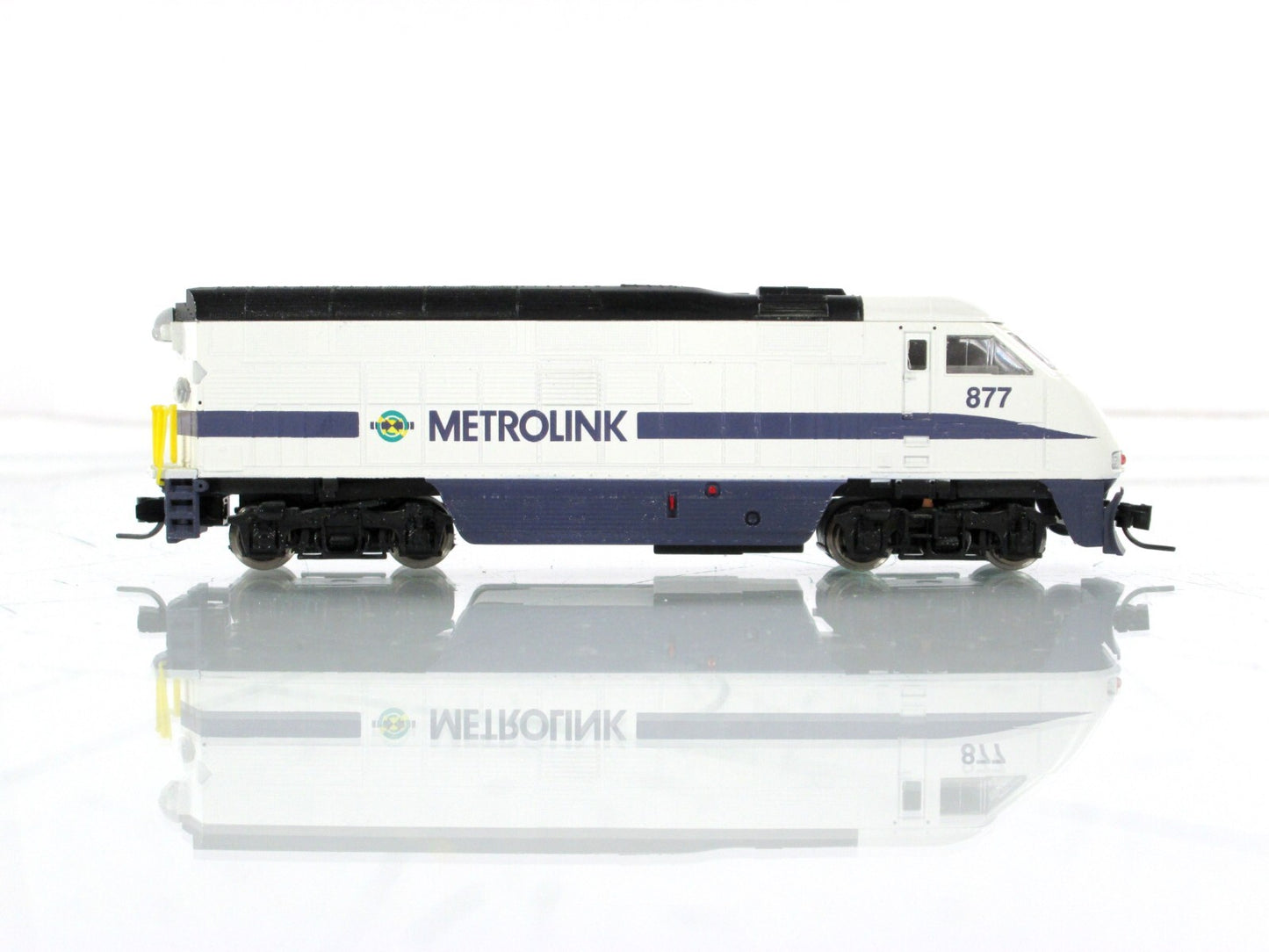 N Scale ***METROLINK*** Bombardier F59PHI Diesel Locomotive #877 --- Athearn 2