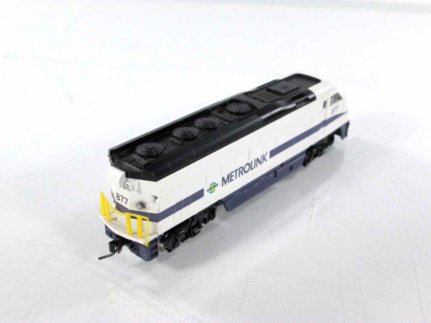 N Scale ***METROLINK*** Bombardier F59PHI Diesel Locomotive #877 --- Athearn 2