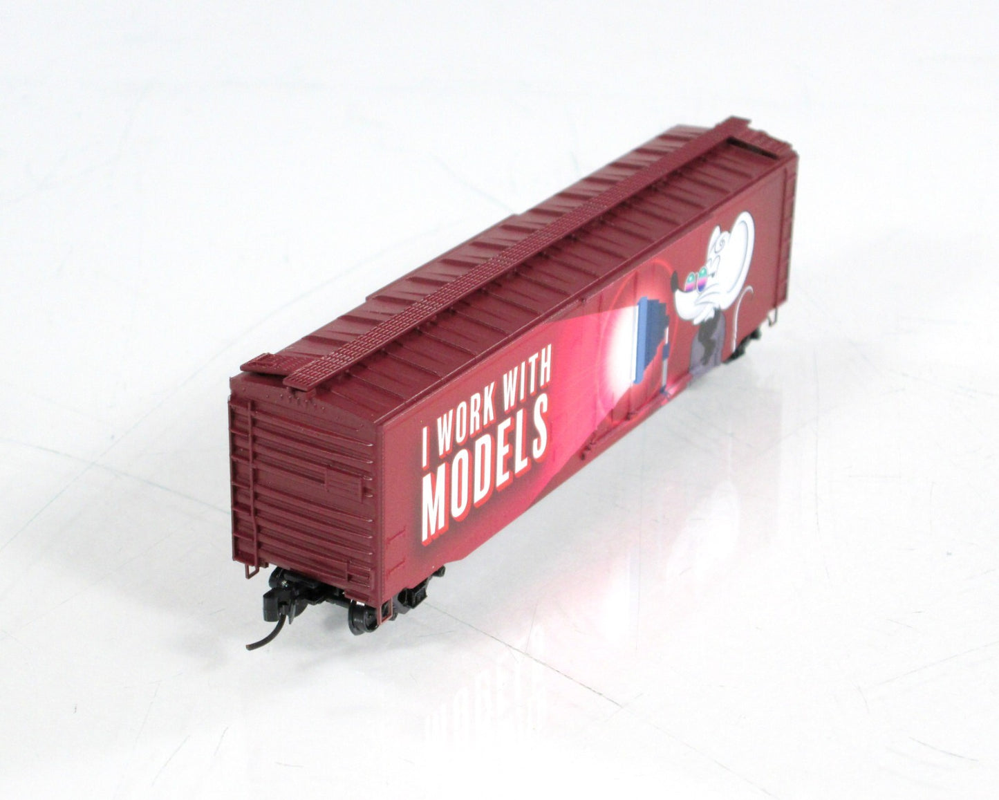 N Scale *****HAPPY VALENTINE'S DAY***** 50' Box Car ------ Micro Trains 03200540
