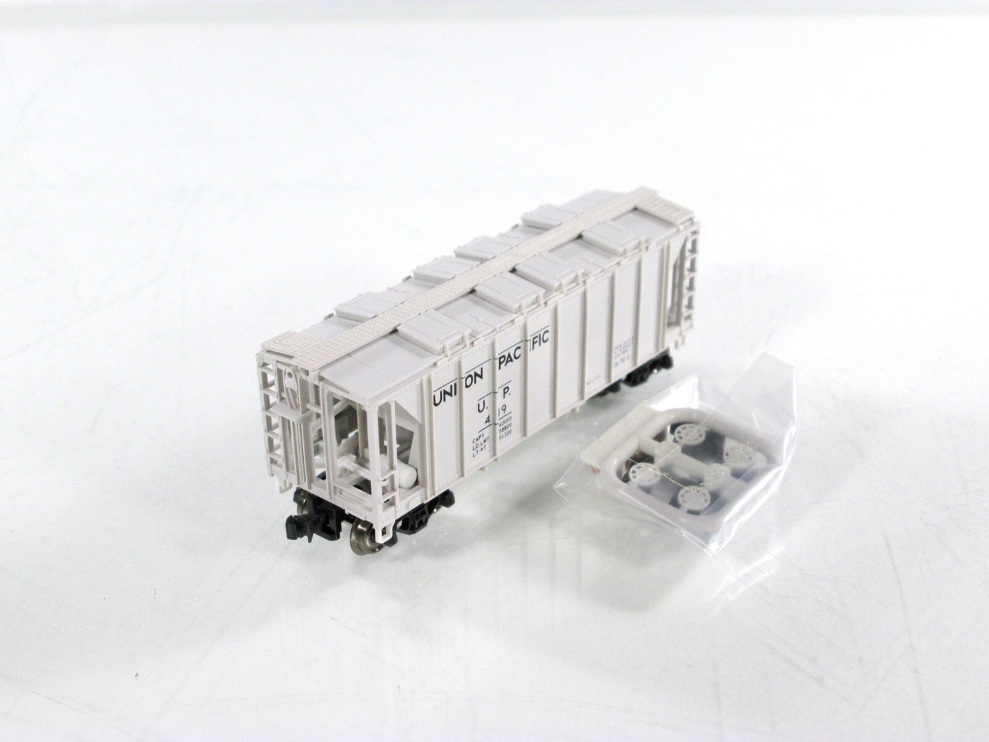 N Scale ***UNION PACIFIC** 2-Bay Covered Hopper 6-Pack - Kato 186-0110,0111,0112