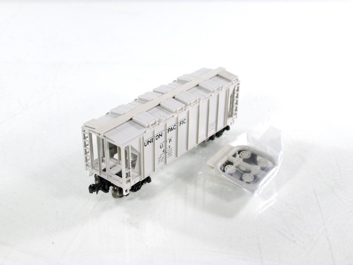 N Scale ***UNION PACIFIC** 2-Bay Covered Hopper 6-Pack - Kato 186-0110,0111,0112