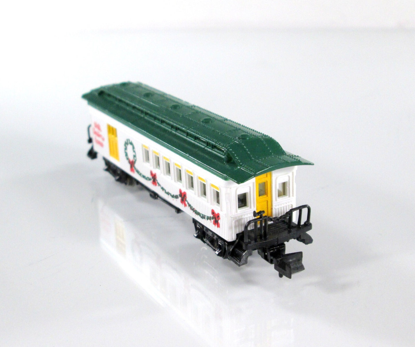 N Scale **WHITE CHRISTMAS EXPRESS** Overland Passenger Combine -- Bachmann 24016