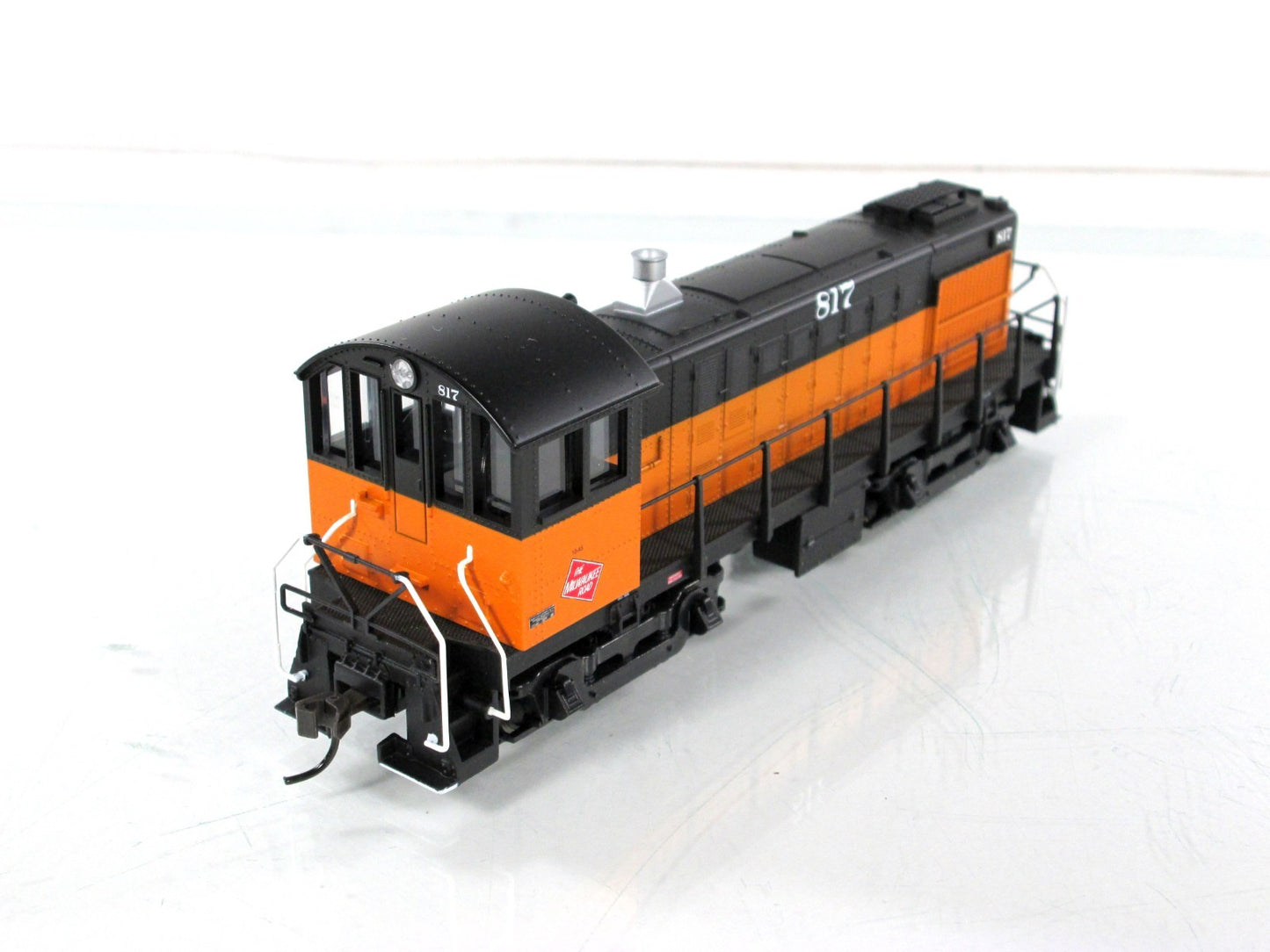 HO Scale **MILWAUKEE ROAD** ALCO S-4 Switcher Locomotive #817 - Atlas 8757 *RARE