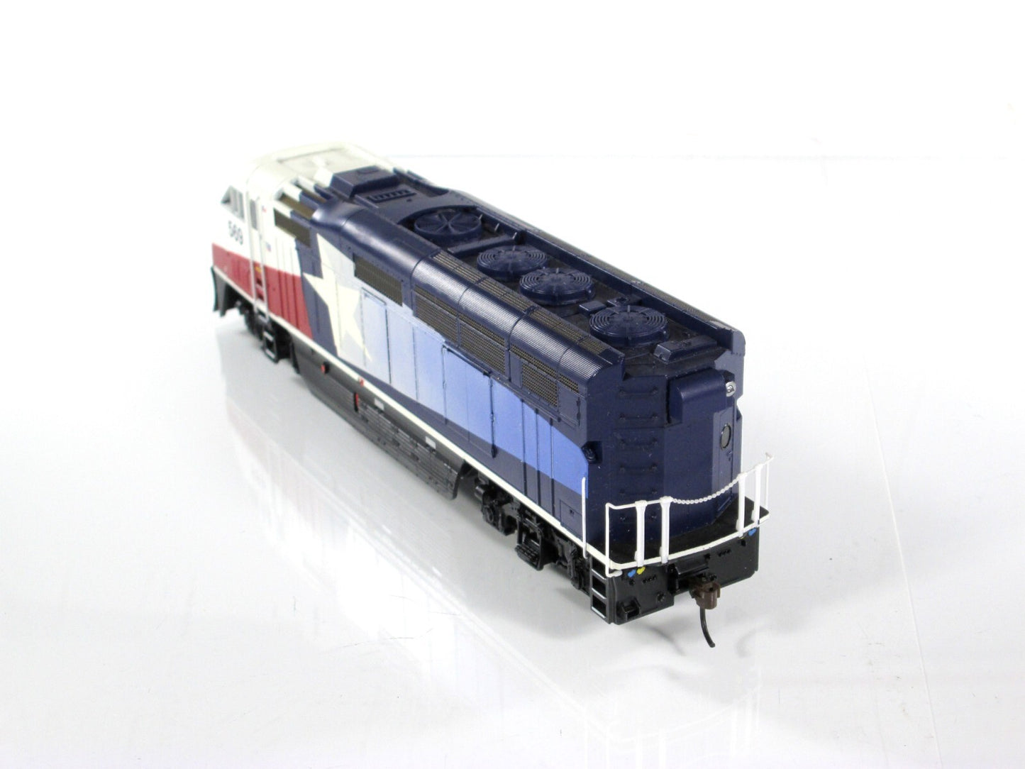 HO Scale ***DALLAS TRINITY RAIL  EXPRESS*** F59PHI, TRE #569 ------ Athearn 2622