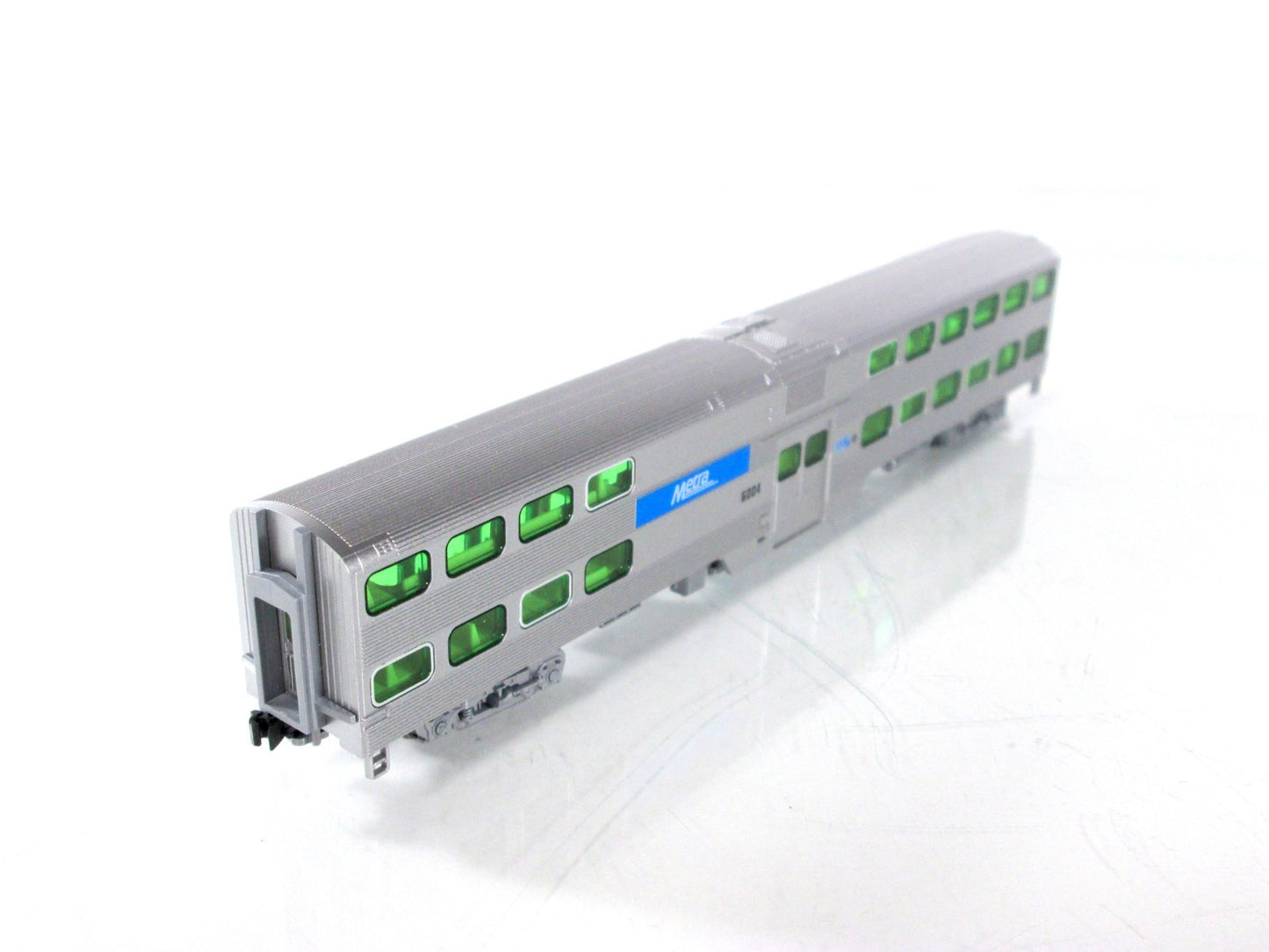 N Scale ***CHICAGO METRA*** Bi-Level Commuter Coach Car #6004 -- Kato 106-8702