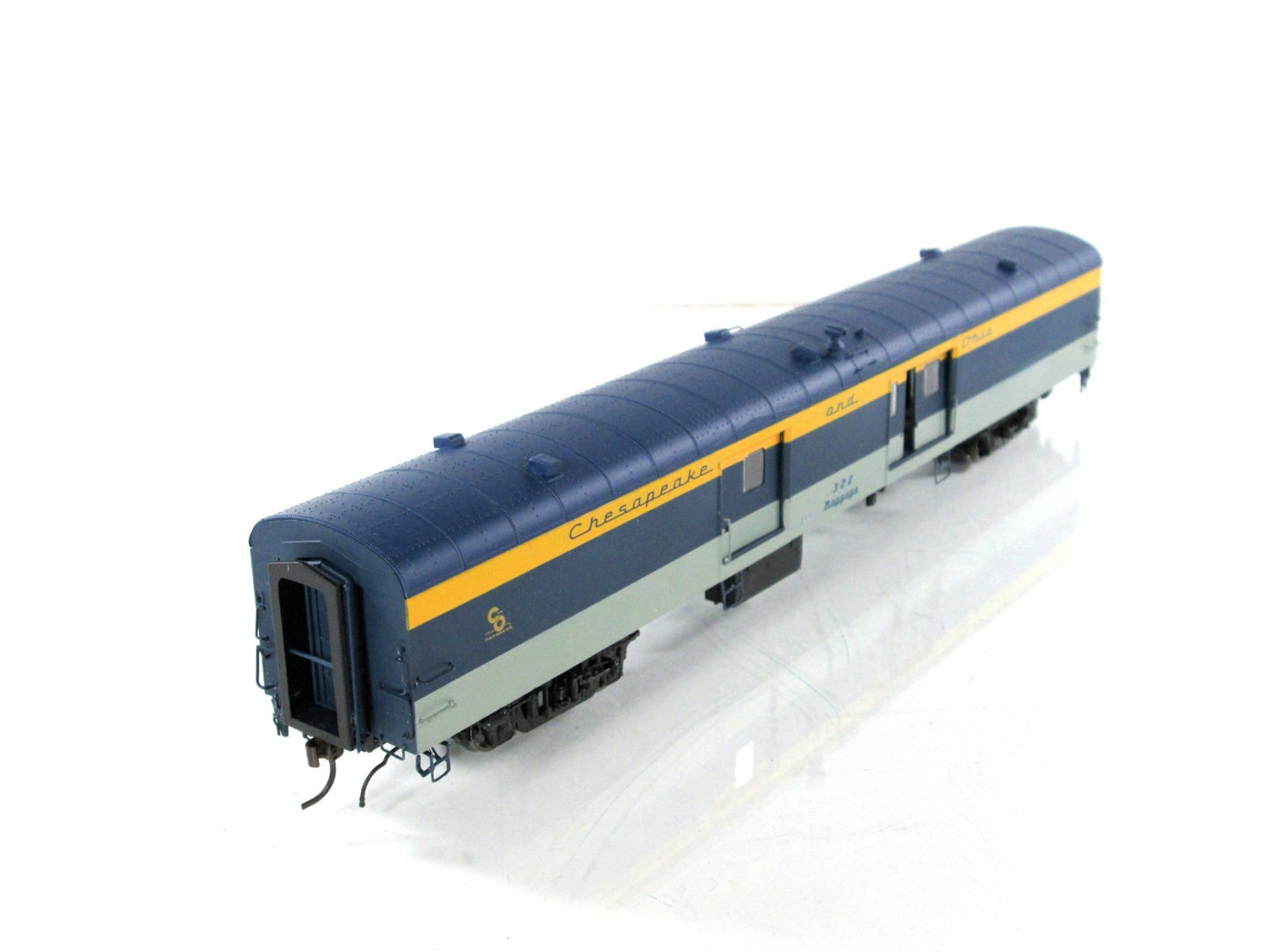 HO Scale ***CHESAPEAKE & OHIO*** Baggage #322 -- Rapido 106207 w/ Lighting *RARE