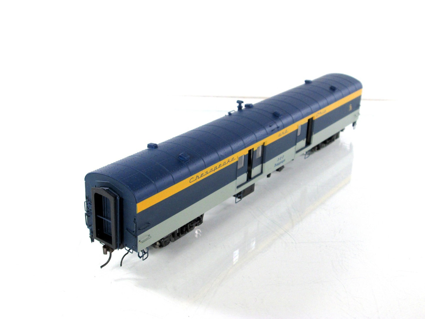HO Scale ***CHESAPEAKE & OHIO*** Baggage #322 -- Rapido 106207 w/ Lighting *RARE