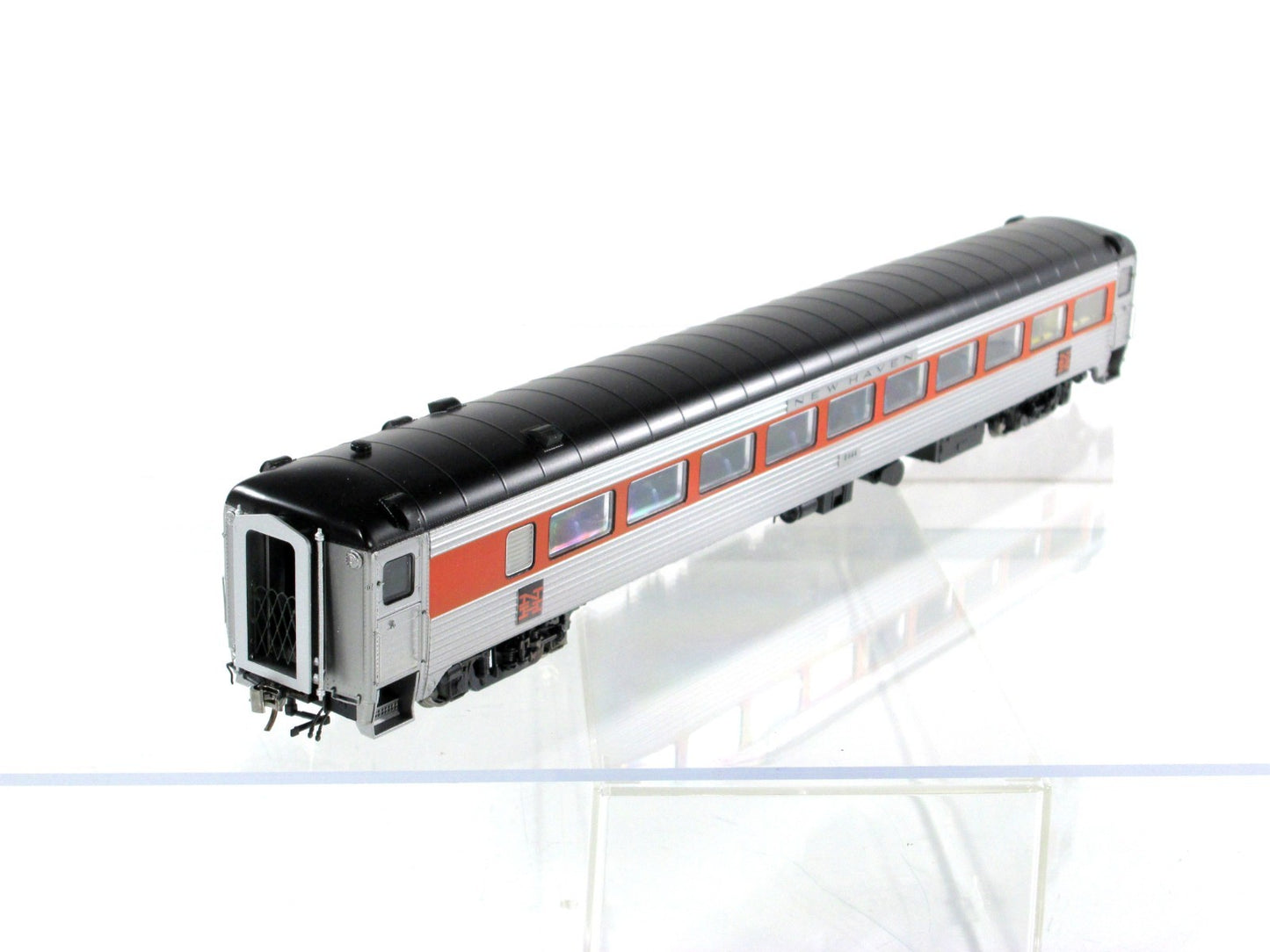 HO Scale ***NEW HAVEN*** Passenger Coach #8644 --- Rapido 17028, Lighted **RARE*