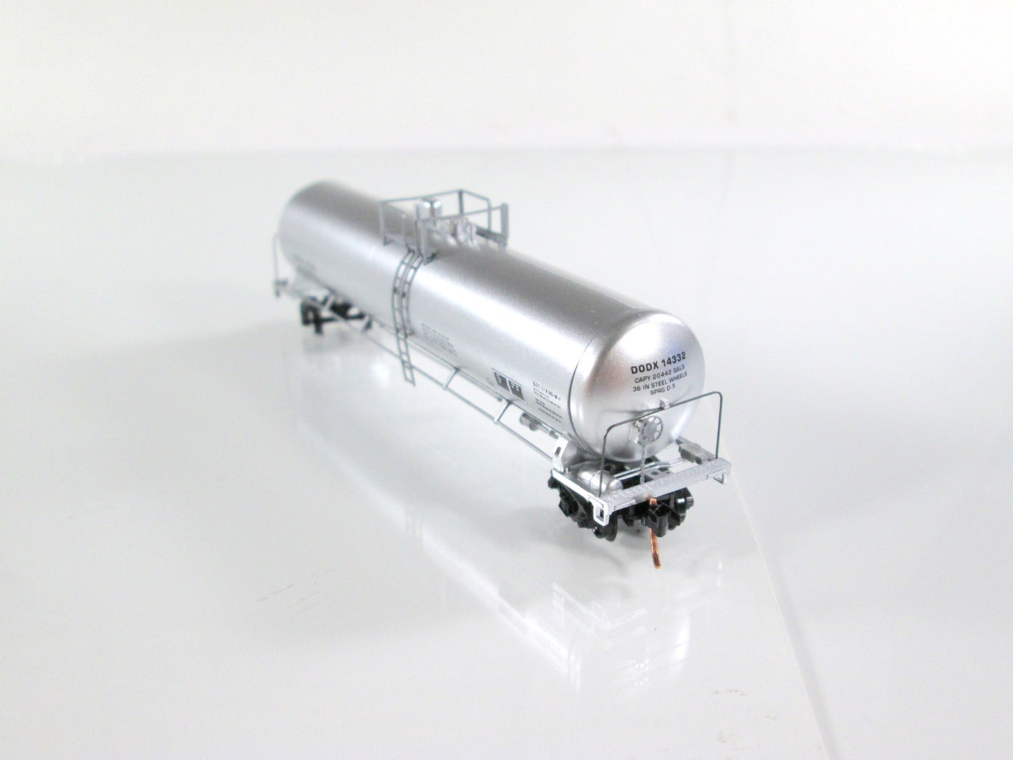N Scale ***DEPARTMENT of DEFENSE*** 56' Tank Car #14332 -- Micro Trains 11000380