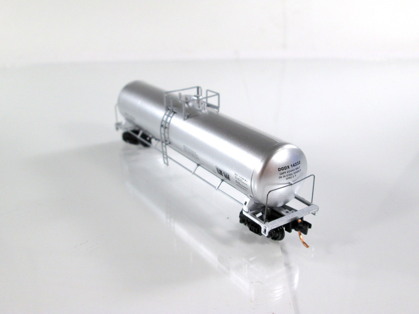 N Scale ***DEPARTMENT of DEFENSE*** 56' Tank Car #14332 -- Micro Trains 11000380