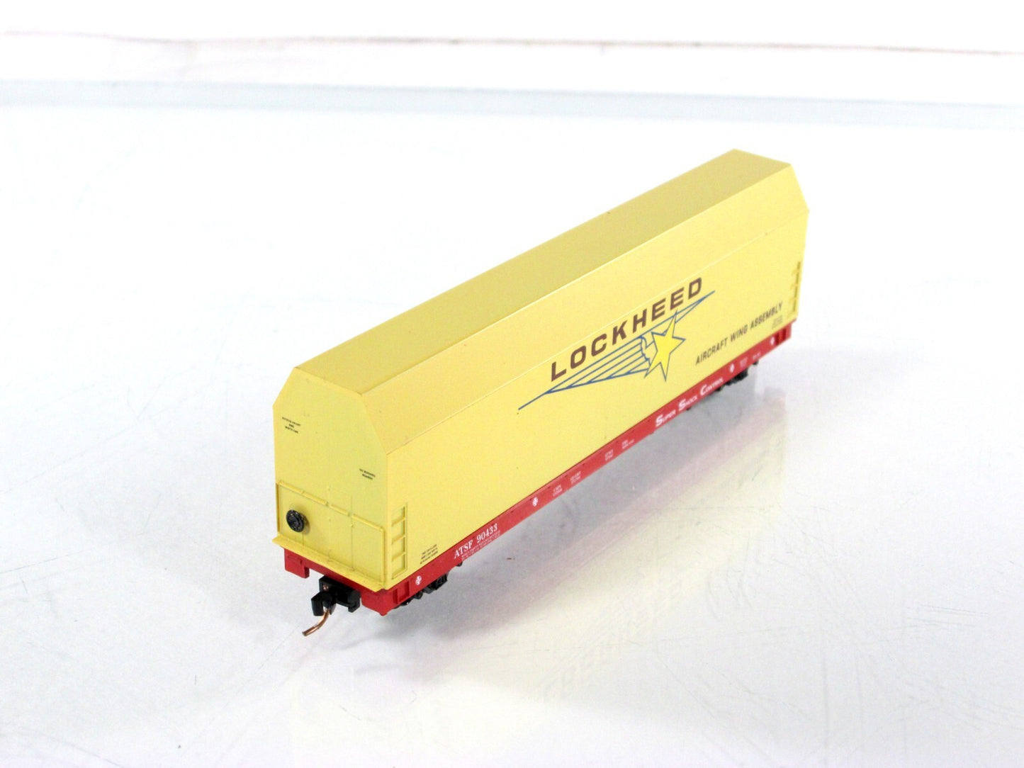 N Scale ***LOCKHEED SKYBOX*** Aircraft on Flat Car, ATSF 90433 - LBF,  MTL Cplrs