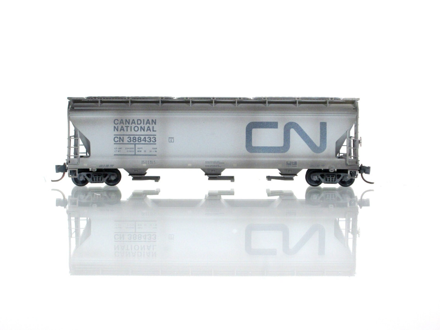 N Scale ***CANADIAN NATIONAL*** Weathered Hopper #388531 - Micro Trains 09444230