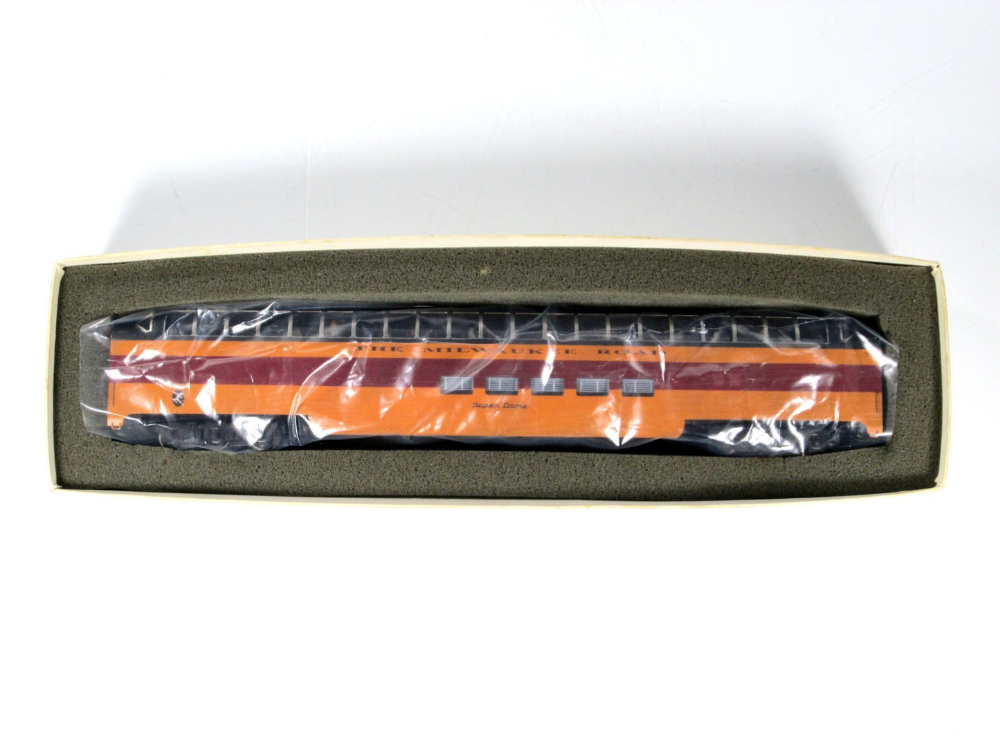 HO Scale BRASS **MILWAUKEE HIAWATHA** Passenger Super Dome - Soho, Knuckle Cplrs