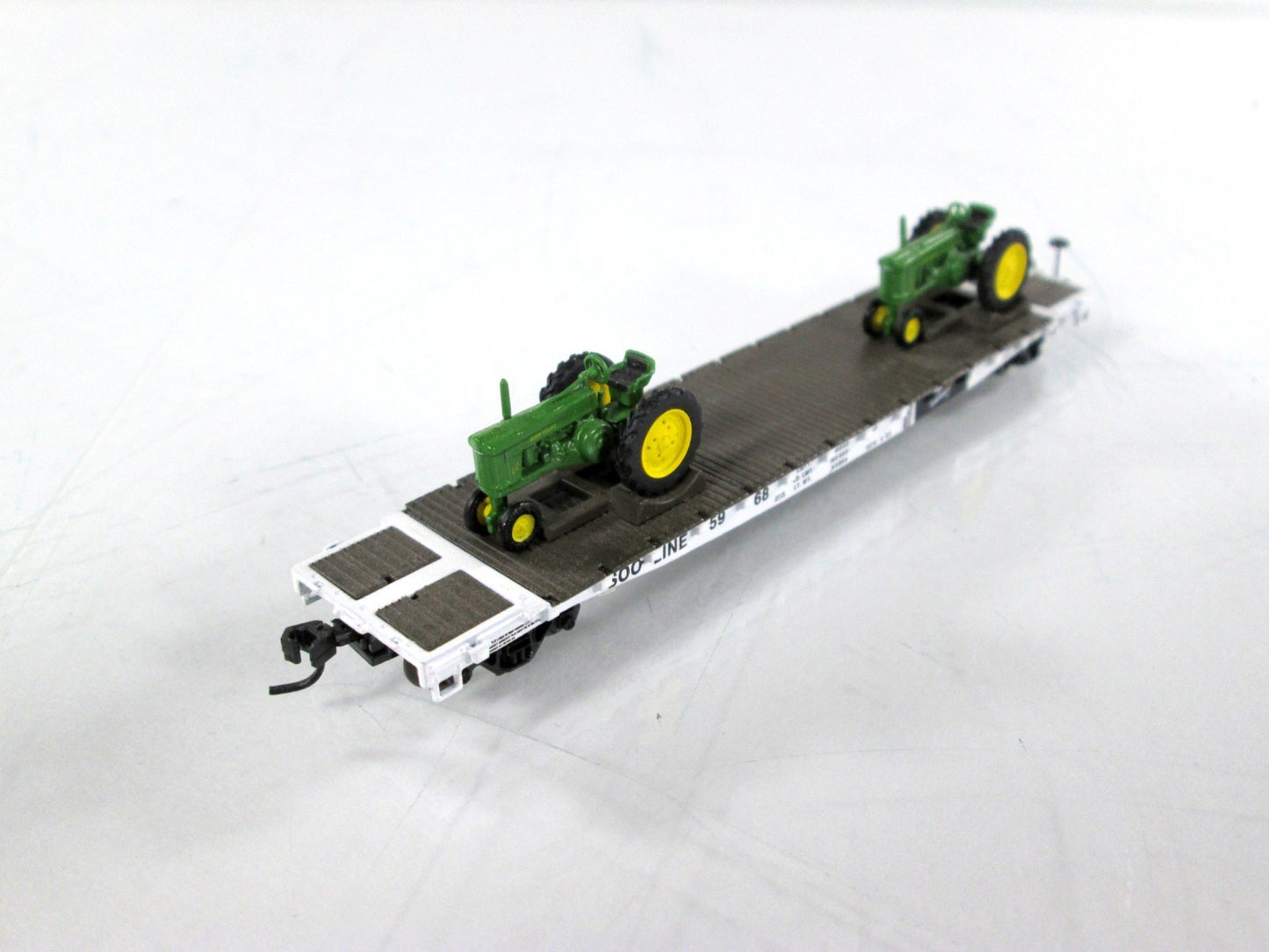 N Scale *JOHN DEERE* Tractors, Flat Car *SOO LINE* 5968 - Athearn 10440 *RARE