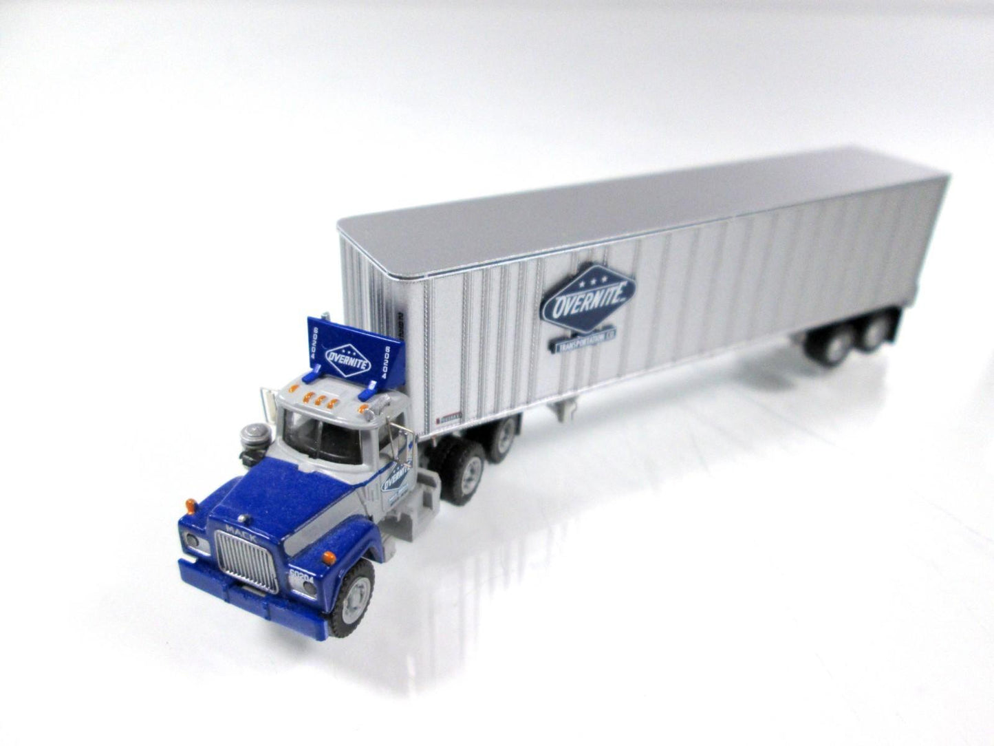 N Scale ***MACK TRACTOR w/ 40' OVERNITE TRAILER*** #29-2376 --- Athearn **RARE**