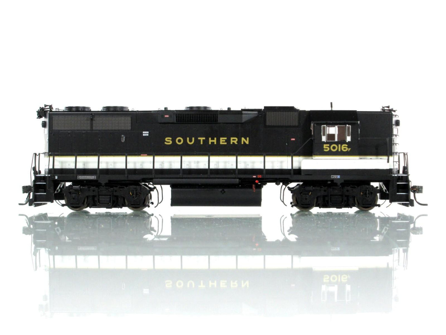 HO Scale ***SOUTHERN*** GP38-2, SOU 5016 ----- Athearn G40608, DCC Tsunami Sound