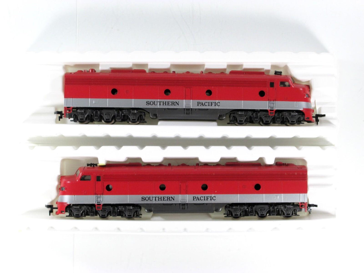 HO Scale ***SOUTHERN PACIFIC , GOLDEN STATE*** E-8 AA Locomotive Set -- IHC 1959