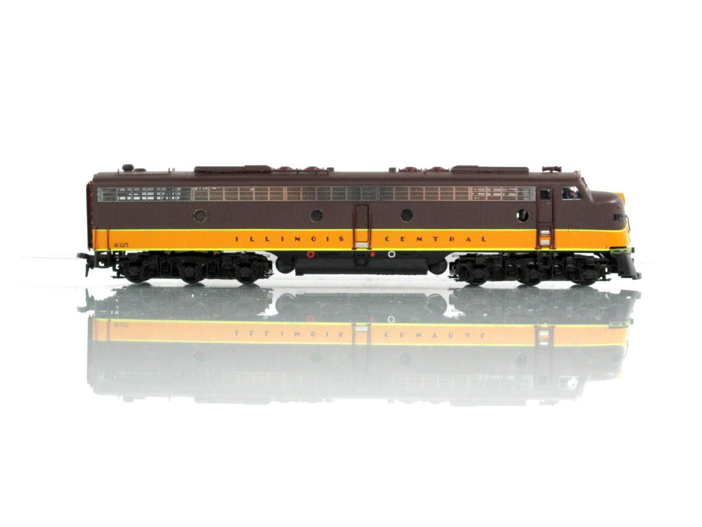 HO Scale ***ILLINOIS CENTRAL** E8/9 Locomotive #4025 - Proto 2000 Life-Like 8712