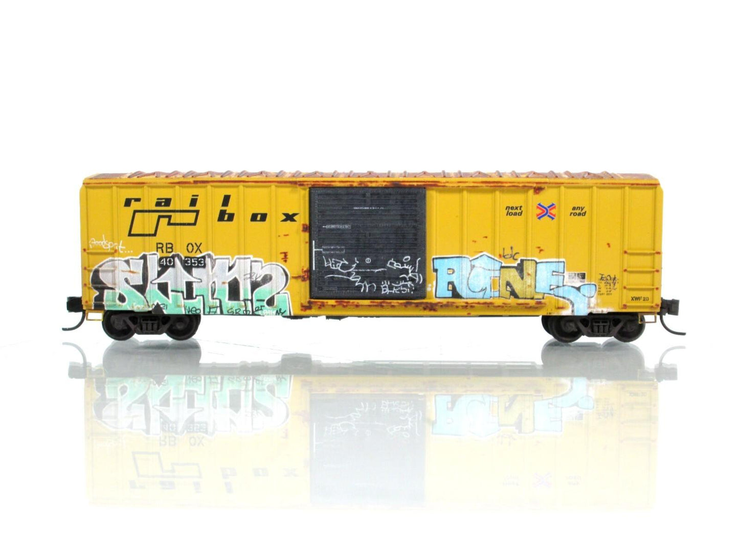 N Scale ***RAILBOX** Weathered & Monkey Graffiti Box Car - Micro Trains 02551561