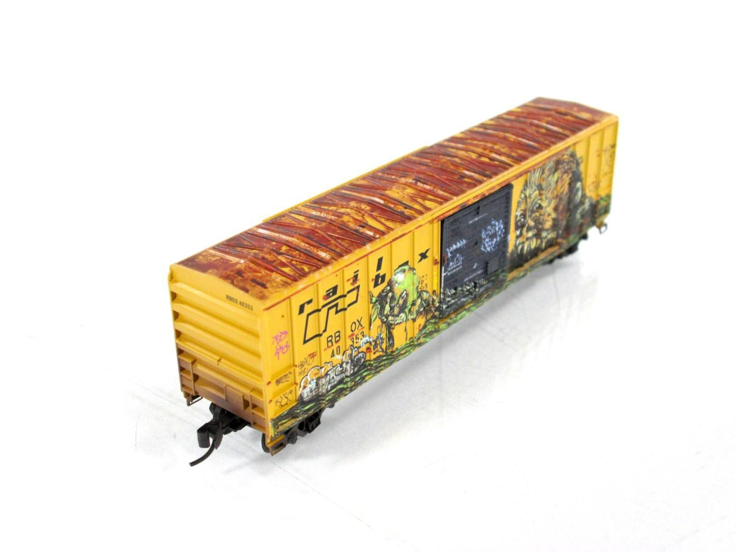 N Scale ***RAILBOX** Weathered & Monkey Graffiti Box Car - Micro Trains 02551561