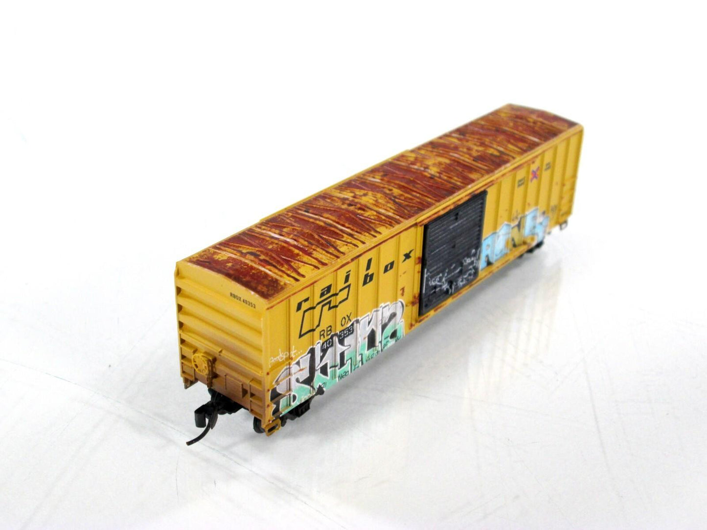 N Scale ***RAILBOX** Weathered & Monkey Graffiti Box Car - Micro Trains 02551561