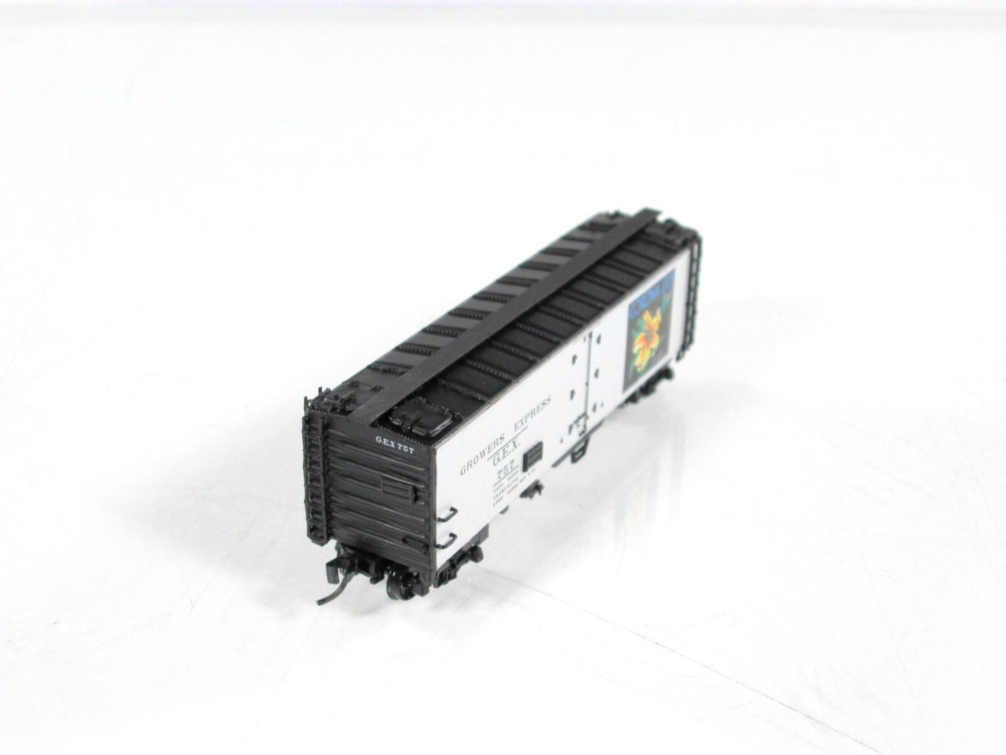 N Scale ***CORONA LILY*** Growers Express Reefer #757 - YesterYear, MTL Couplers