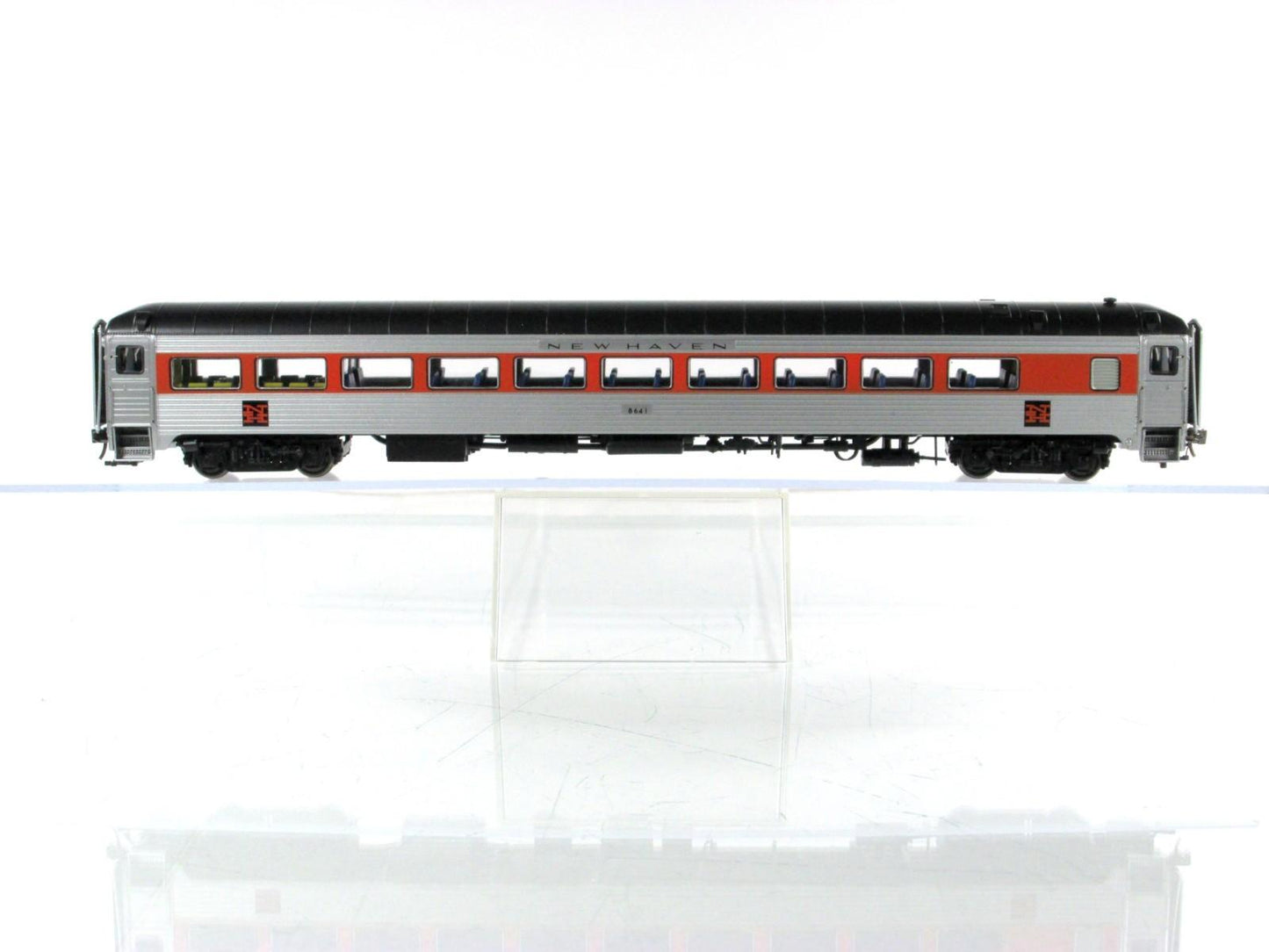 HO Scale ***NEW HAVEN*** Passenger Coach #8641 - Rapido 17027, Lighted **RARE*