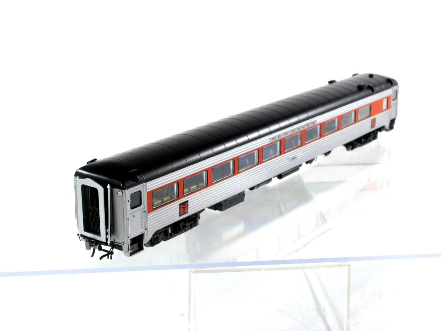 HO Scale ***NEW HAVEN*** Passenger Coach #8641 - Rapido 17027, Lighted **RARE*