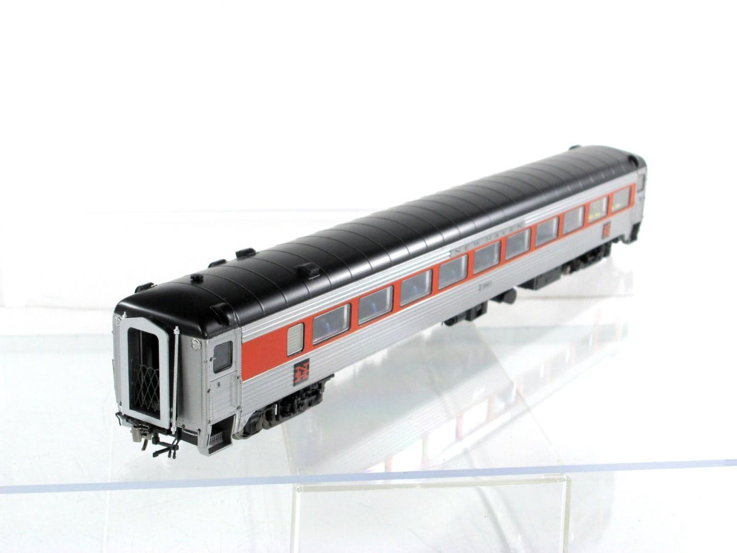 HO Scale ***NEW HAVEN*** Passenger Coach #8641 - Rapido 17027, Lighted **RARE*