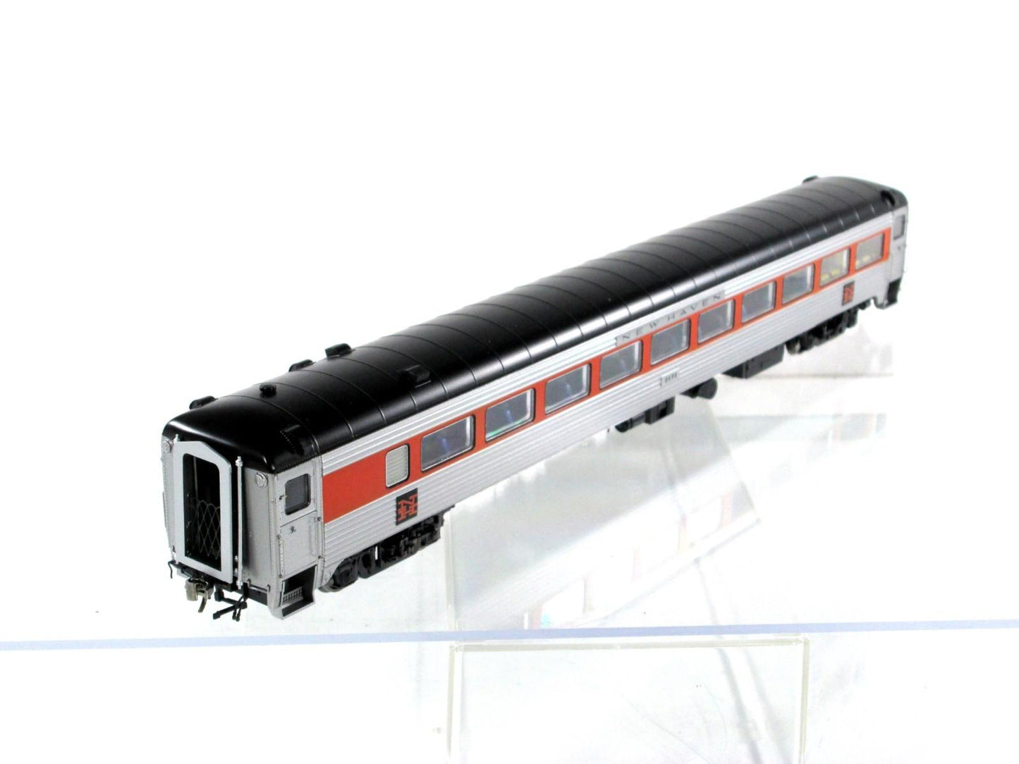 HO Scale ***NEW HAVEN*** Passenger Coach #8698 --- Rapido 17032, Lighted **RARE*