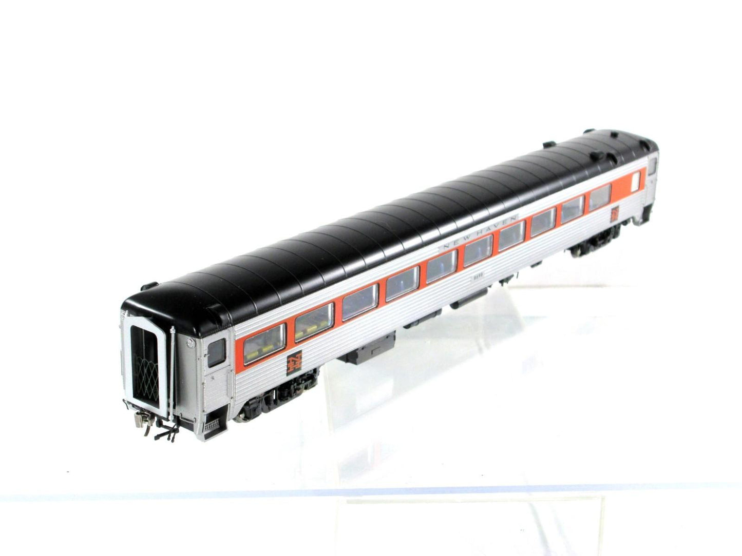 HO Scale ***NEW HAVEN*** Passenger Coach #8698 --- Rapido 17032, Lighted **RARE*
