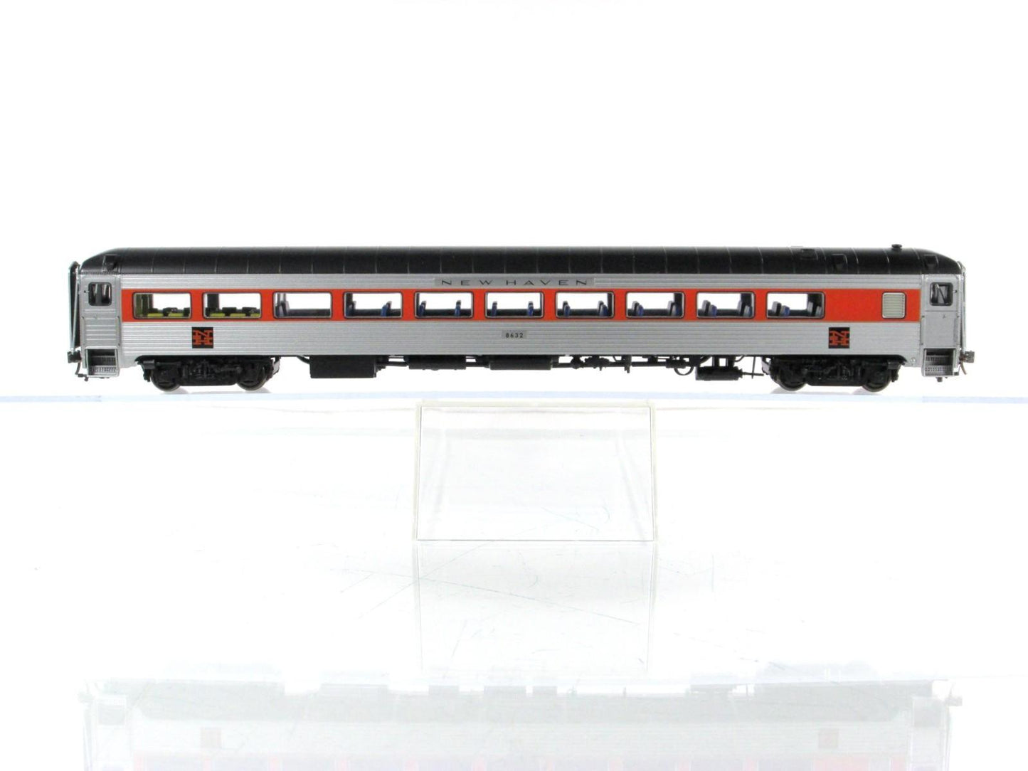 HO Scale ***NEW HAVEN*** Passenger Coach #8632 --- Rapido 17026, Lighted **RARE*