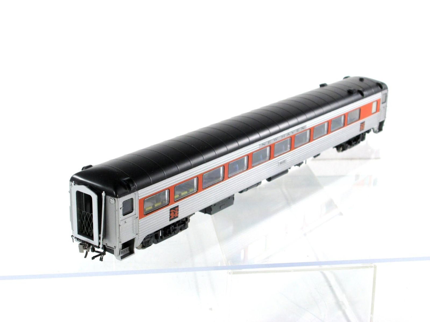 HO Scale ***NEW HAVEN*** Passenger Coach #8632 --- Rapido 17026, Lighted **RARE*