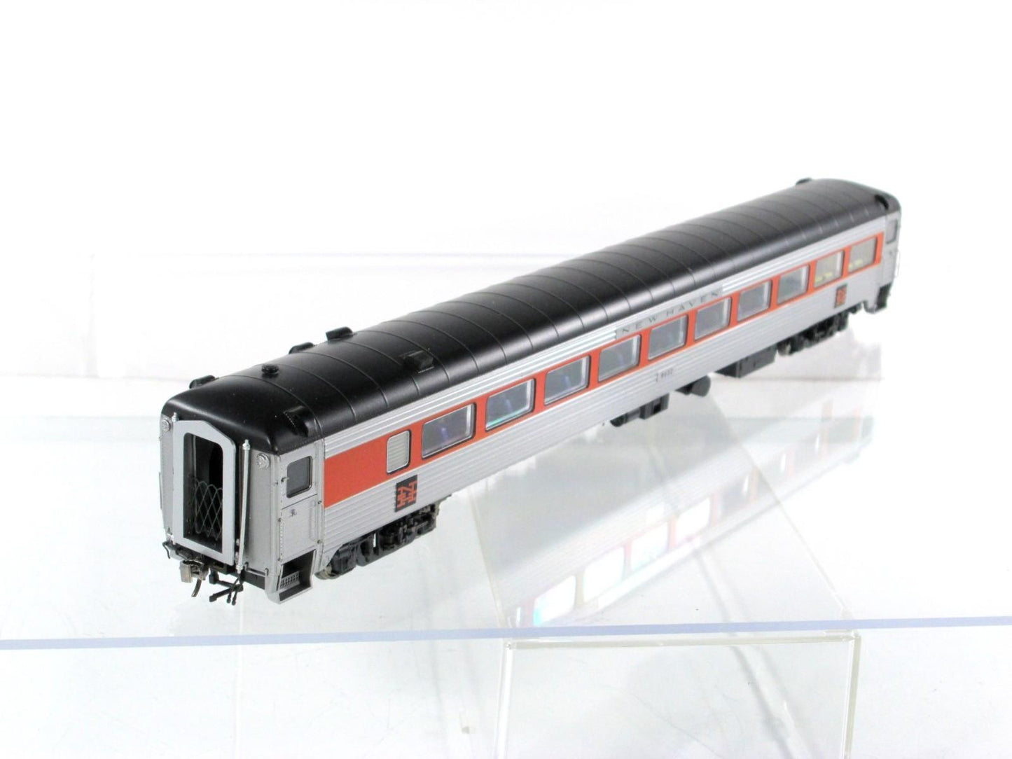 HO Scale ***NEW HAVEN*** Passenger Coach #8632 --- Rapido 17026, Lighted **RARE*