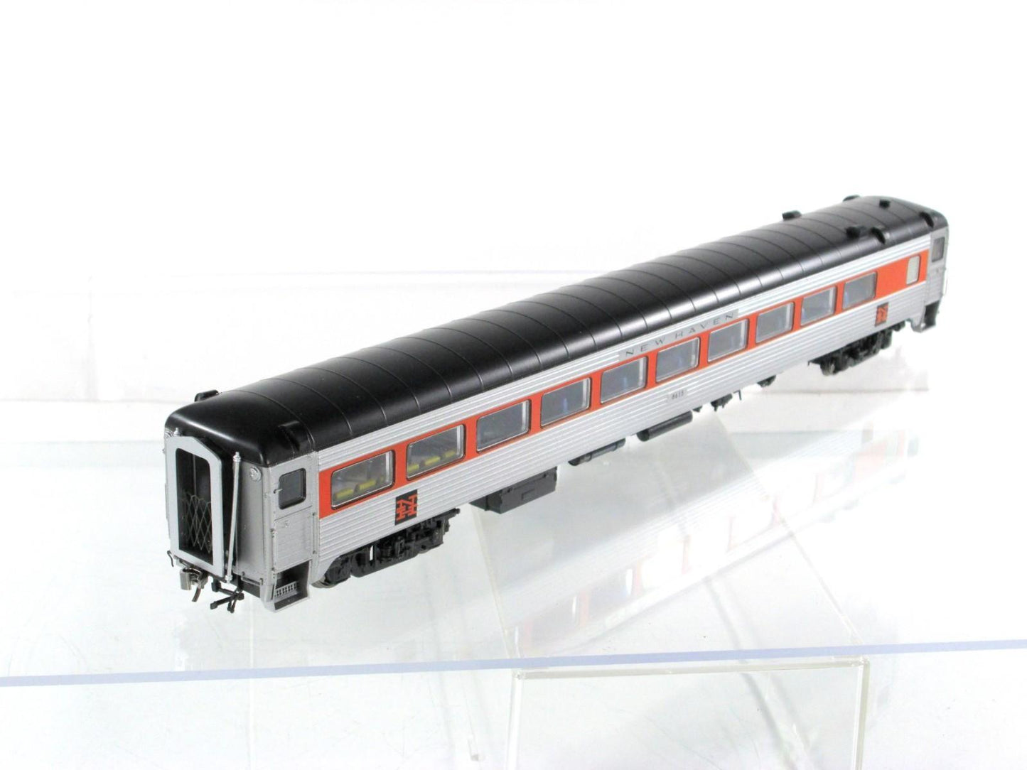 HO Scale ***NEW HAVEN*** Passenger Coach #8615 --- Rapido 17025, Lighted **RARE*