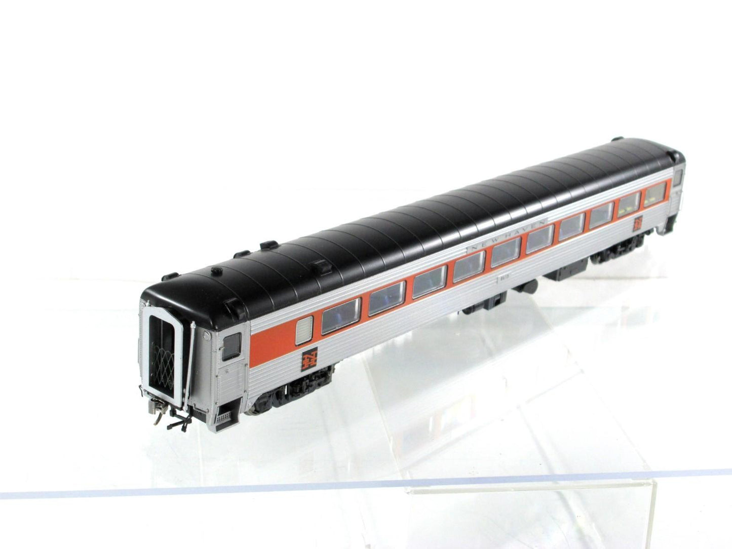 HO Scale ***NEW HAVEN*** Passenger Coach #8615 --- Rapido 17025, Lighted **RARE*