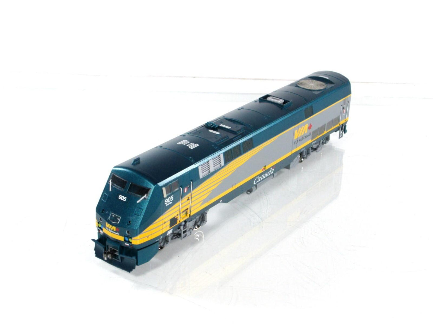 HO Scale ***VIA RAIL CANADA*** P-42 Locomotive #905 - Athearn 99428 w/ DCC *RARE