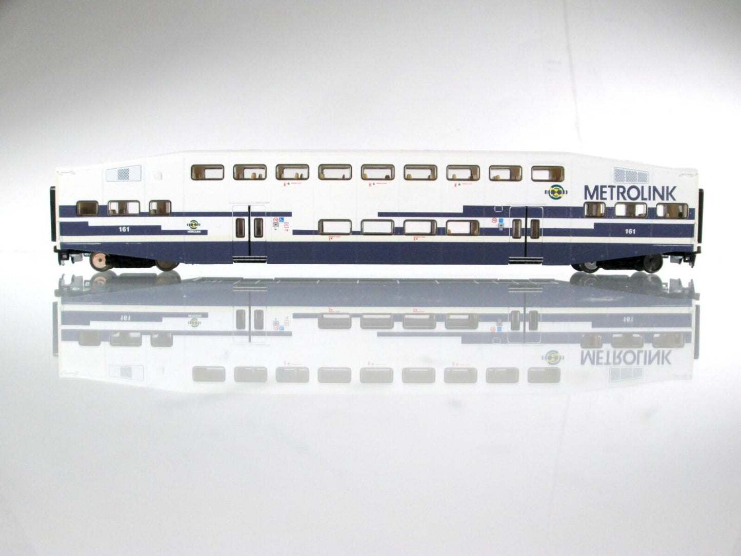 HO Scale ***METROLINK*** Bombardier Passenger Commuter Coach #161 --Athearn 2560