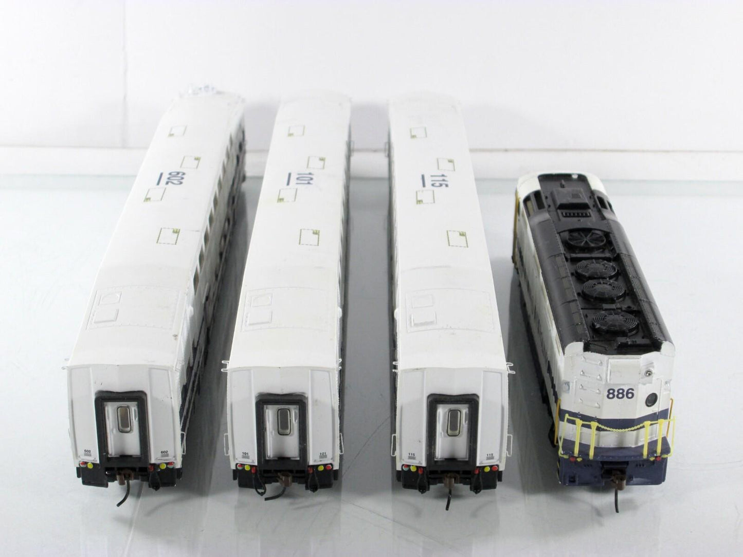 HO Scale ***METROLINK*** Bombardier & F59PHI #886, 602, 101, 115 - Athearn 25992