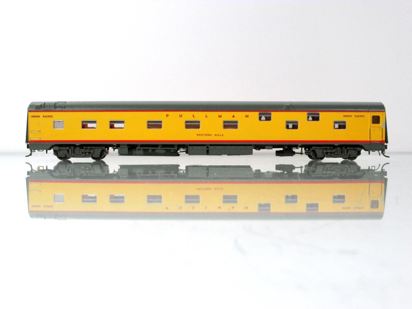 HO Scale ***UNION PACIFIC*** Sleeper *Western Hills* ---- Rapido 101061, Lighted