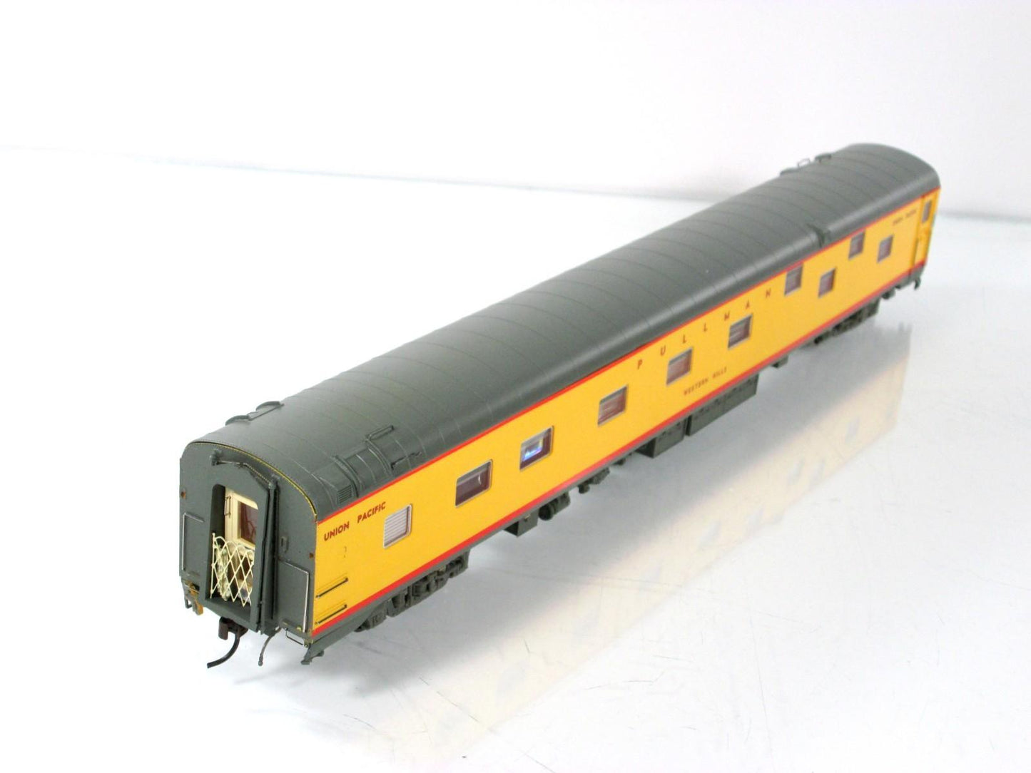 HO Scale ***UNION PACIFIC*** Sleeper *Western Hills* ---- Rapido 101061, Lighted
