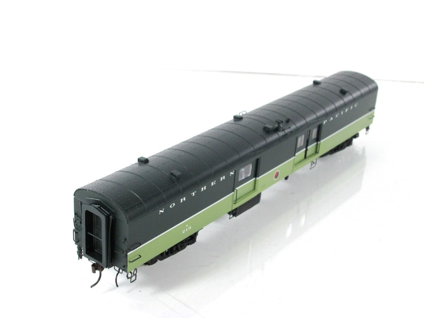 HO Scale ***NORTHERN PACIFIC LOEWY*** Baggage Car #213 -- Rapido 106056, Lighted