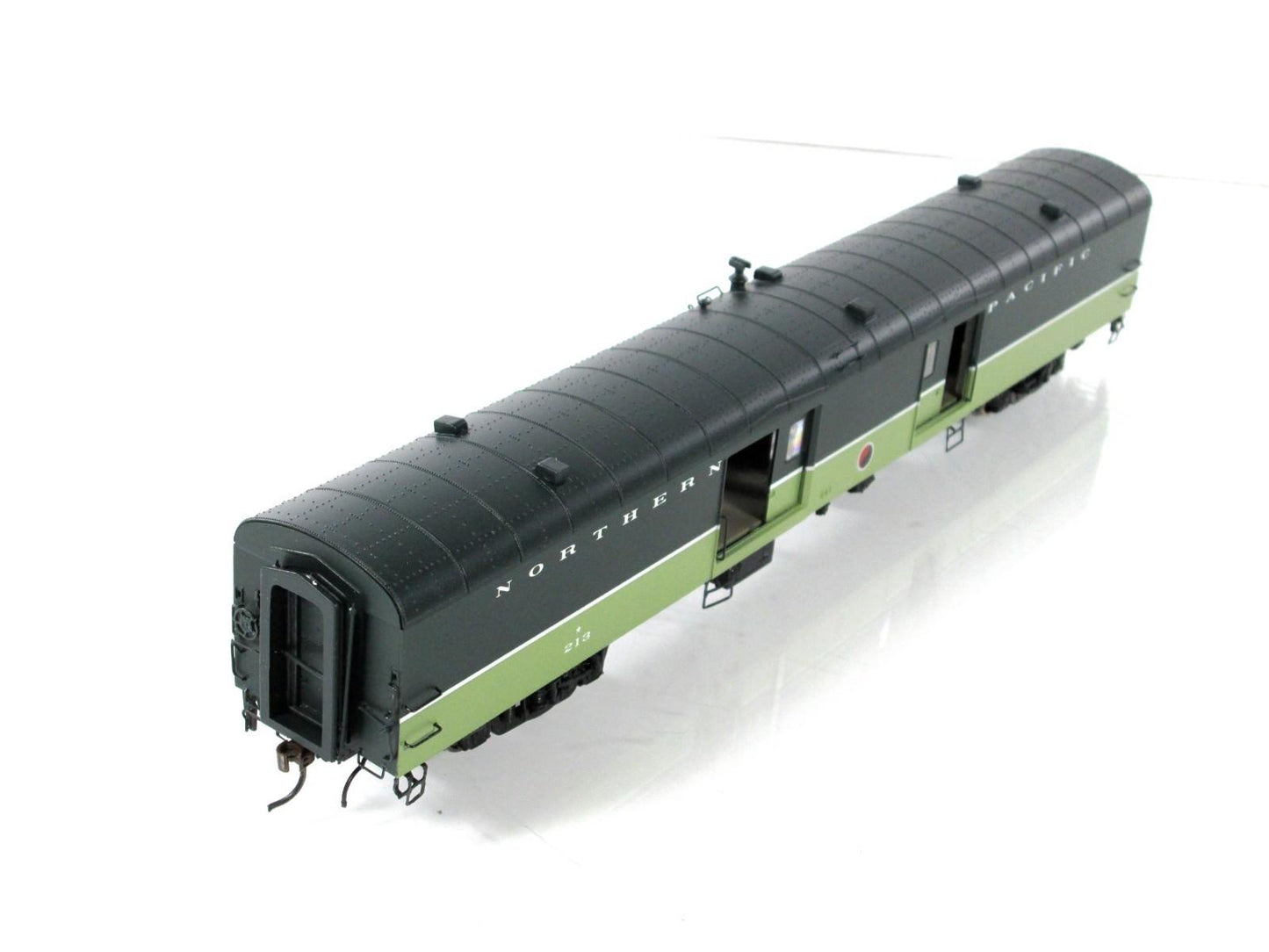 HO Scale ***NORTHERN PACIFIC LOEWY*** Baggage Car #213 -- Rapido 106056, Lighted