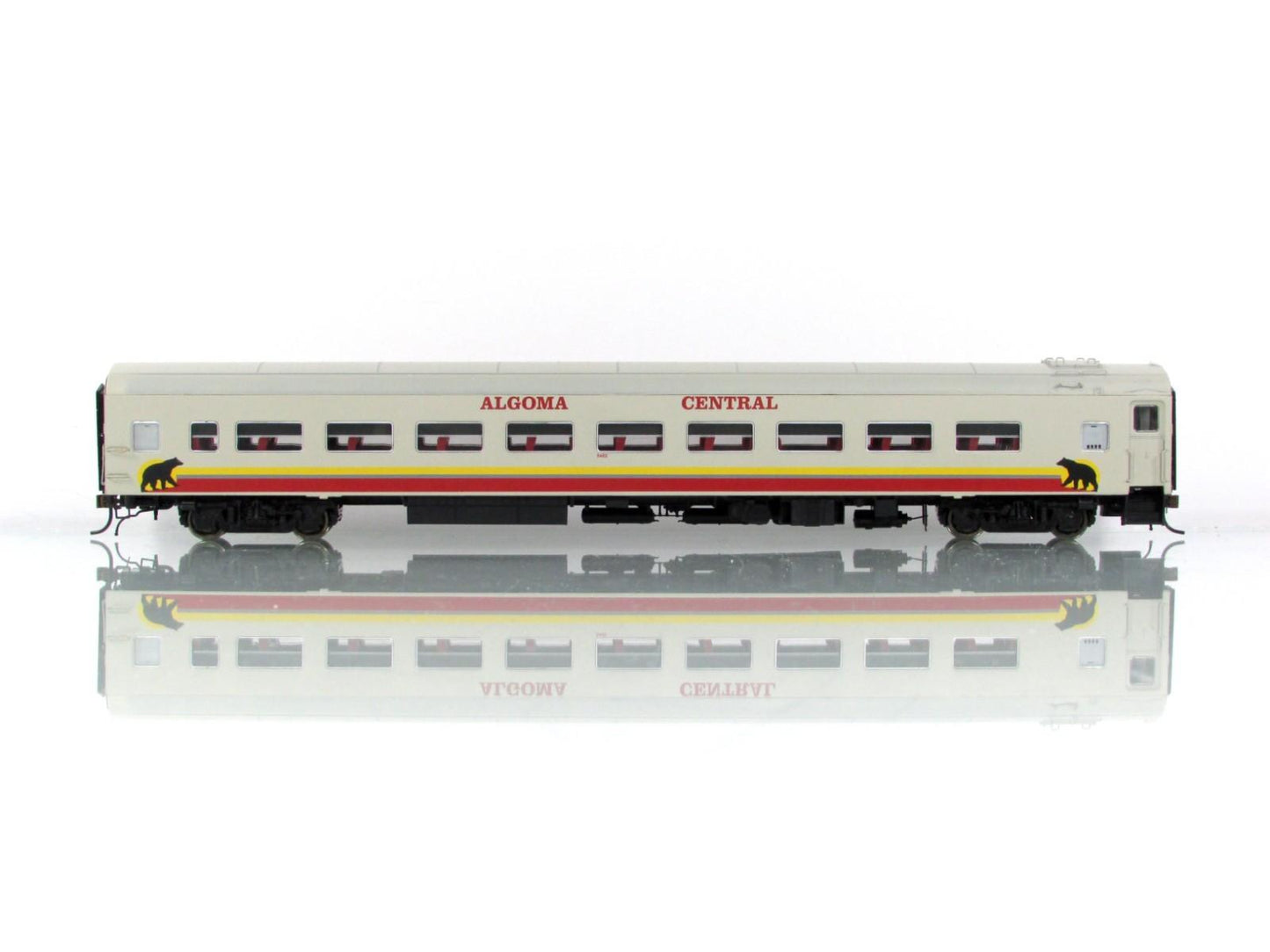 HO Scale ***ALGOMA CENTRAL*** Lightweight Coach #5462 - Rapido 100186, Lighted