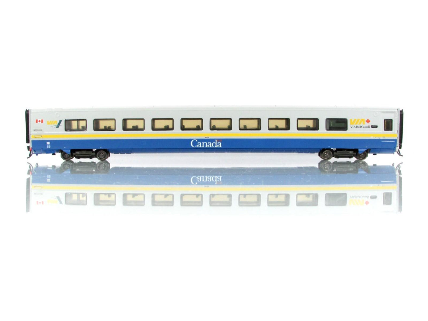 HO Scale ***VIA RAIL CANADA*** Lightweight Coach #3372 - Rapido 108027, Lighted