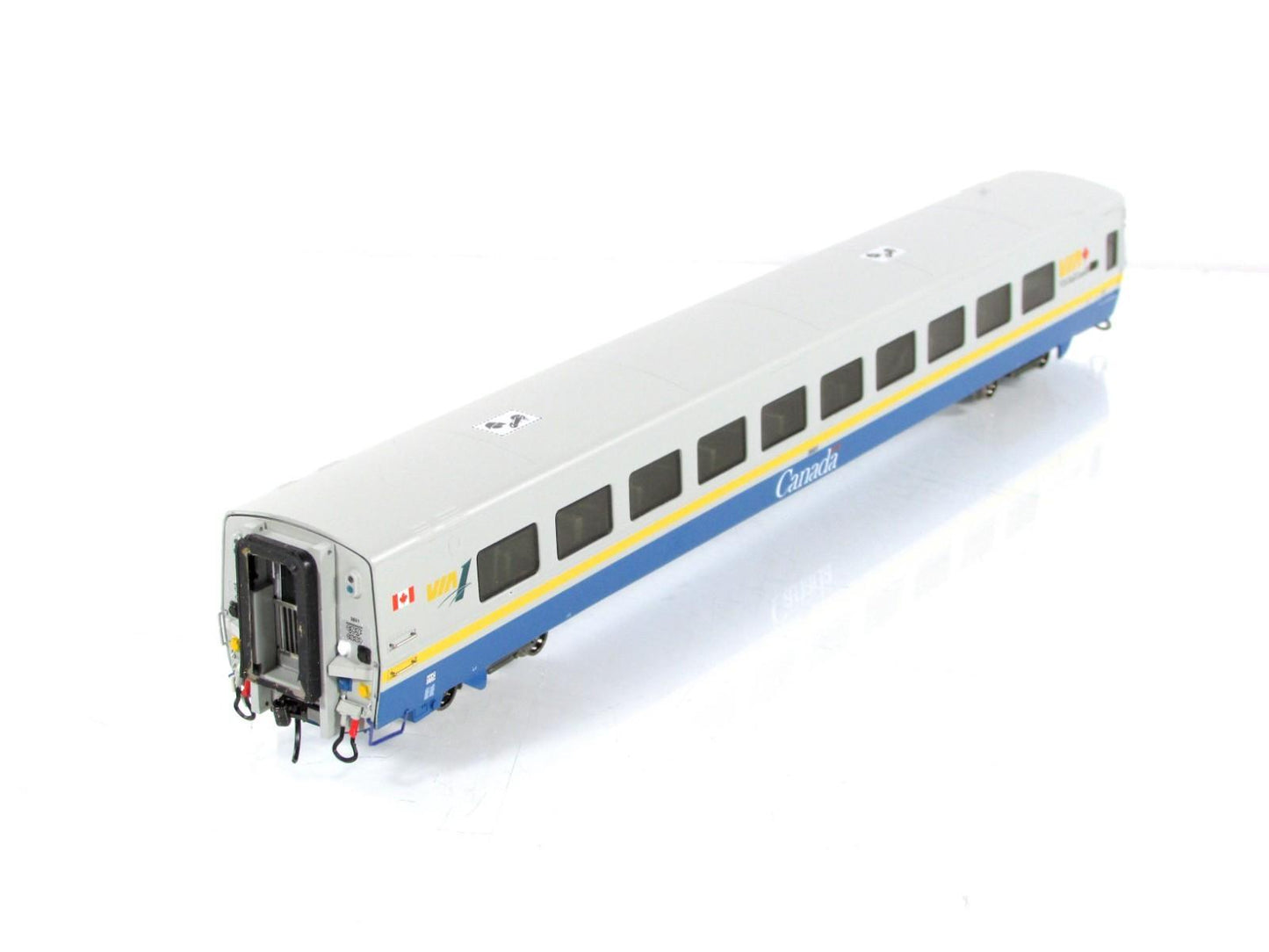 HO Scale ***VIA RAIL CANADA*** Lightweight Coach #3372 - Rapido 108027, Lighted